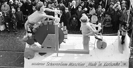 Umzugswagen mit Persiflage auf die Schneeräumung: "Moderne Schneeräum-Maschine made in Karlsruhe"