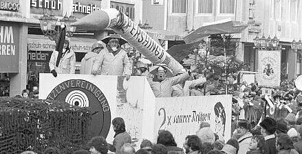 Umzugswagen der Schützenvereinigung Knielingen zum Thema "Saurer Regen"