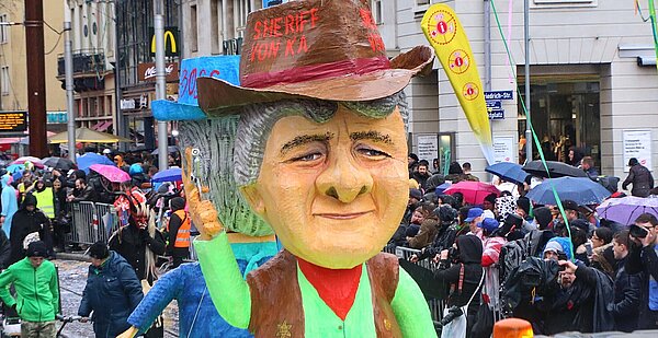 Wagen des Karlsruher Fastnachtsumzug mit Pappfigur von OB Mentrup.