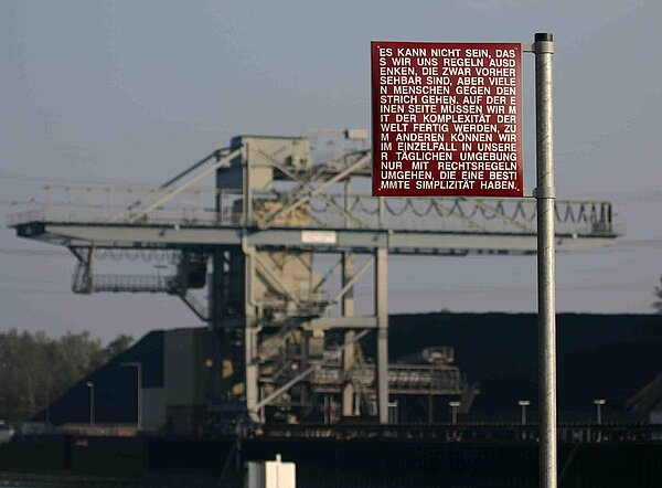 Grundrechtsschild am Rheinhafen