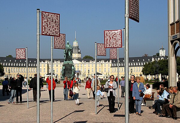 Platz der Grundrechte mit Menschen
