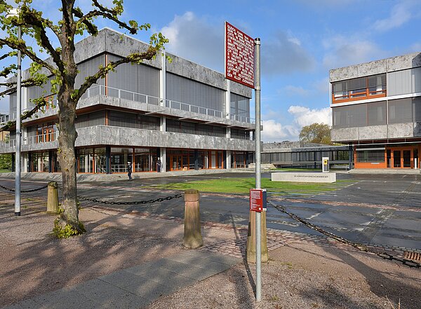 Grundrechtstafel vor dem Bundesverfassungsgericht