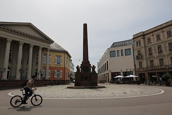 Abbildung der Verfassungssäule Rondellplatz