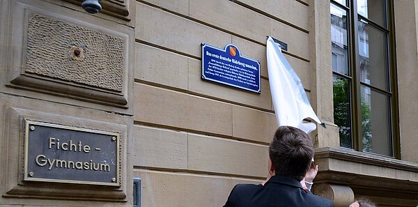 Enthüllung der Gedenktafel am Gebäude des Fichtegymnasiums