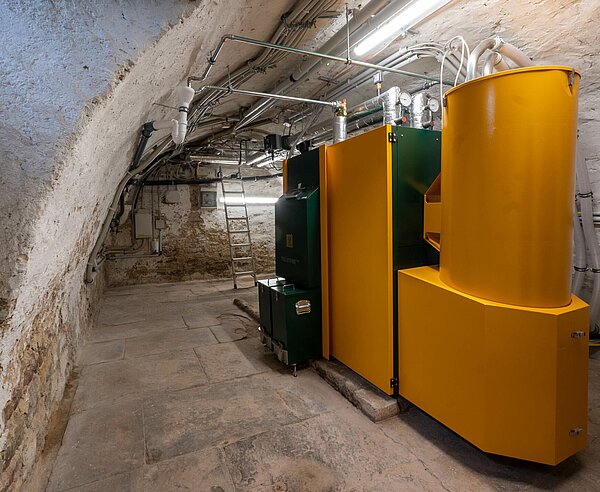 Holzpellets statt Heizöl: Das Grötzinger Rathaus erhält seit Februar 2023seine Wärmeenergie von diesem neuen Heizkessel.