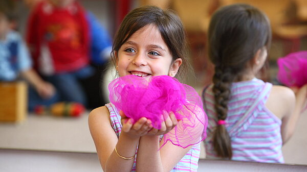 Abbildung eines Kindes bei der musikalischen Früherziehung.