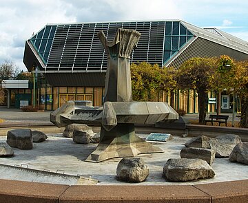 Der Bettelbrunnen in Neureut ohne Wasser.