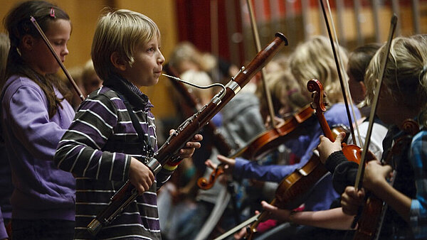 Bild von musizierenden Kindern.