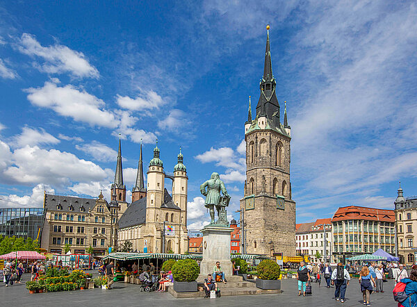 Der Marktplatz der Stadt Halle (Saale) mit der Händelstatue und den berühmten 5 Türmen