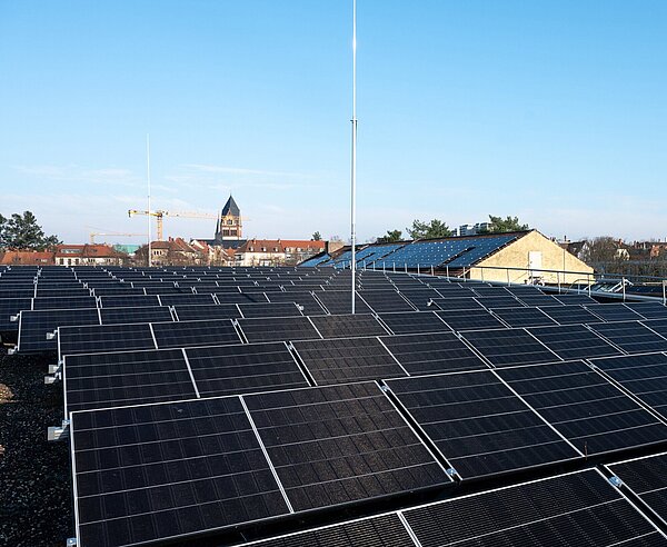 Neue Photovoltaik auf dem Dach der Kita am Weinbrennerplatz