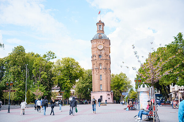 Artynov-Turm und Europa Platz