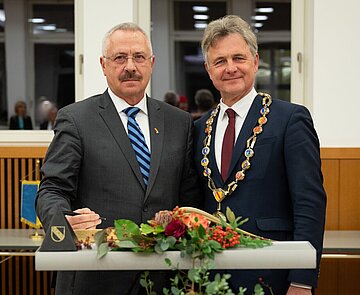 Eintrag ins Goldene Buch: Professor Serhiy Holovaty, der amtierende Präsident des Verfassungsgerichts der Ukraine