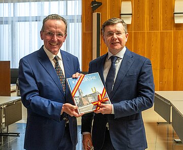 Bürgermeister Dr. Albert Käuflein (l.) empfängt eine Delegation ukrainischer Richterinnen und Richter im Rathaus.