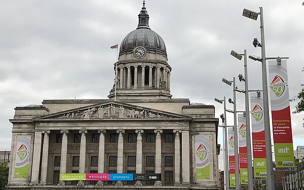 Das Council House in Nottingham geschmückt mit dem Jubiläumslogo zu 50 Jahre Städtepartnerschaft Karlsruhe-Nottingham