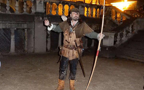 "Robin Hood" bei Nacht hinter dem beleuchteten Wollaton Hall