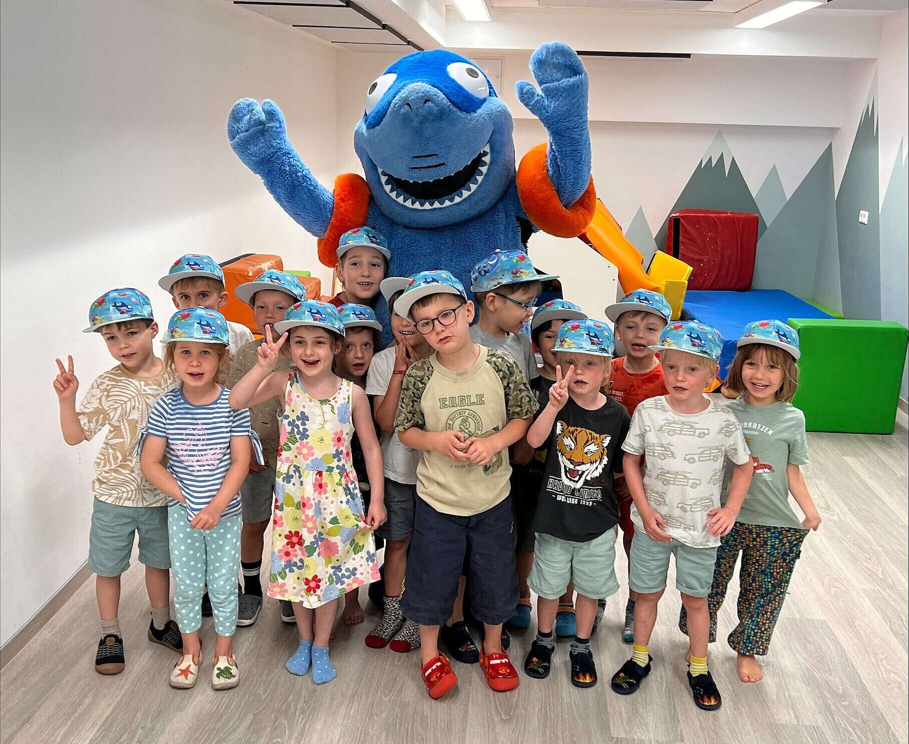 KAi - der Hai zu Besuch in der Kita "Farbenspiel"