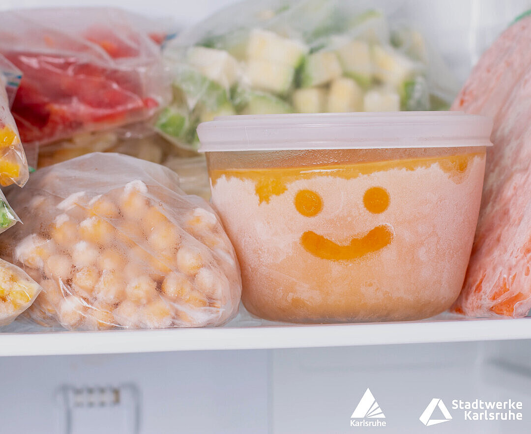 Bild zeigt das Innere eines Gefrierfachs. Auf einer Verpackung ist in den Gefriertau ein lachendes Gesicht gemalt