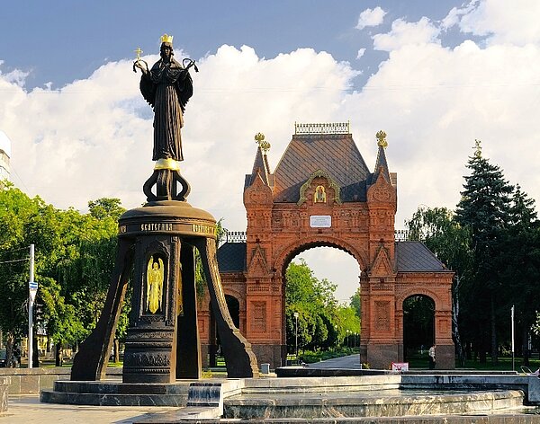 Triumphbogen in Krasnodar, davor eine Statue