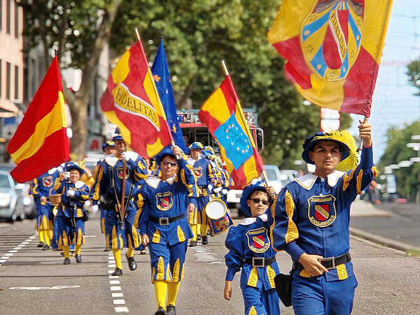 Das Bild zeigt Mitglieder der Europafanfaren Karlsruhe e. V.