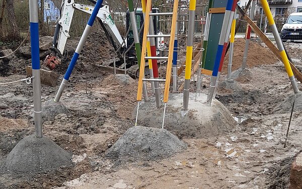 Das Bild zeigt die Abnahme von Fundamenten am neuen Spielgerät. 