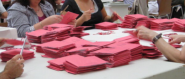 Das Bild zeigt die Auszählung einer Briefwahl.