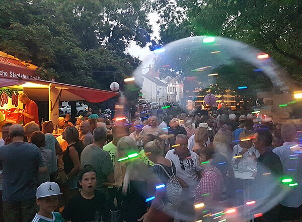 Menschenmenge auf einem Platz