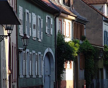 Historisches Haus an einer Straße