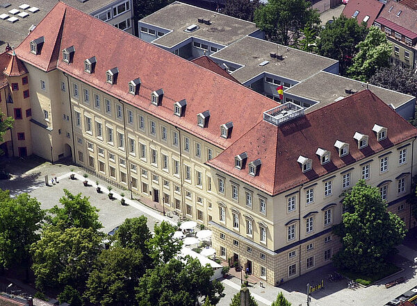 Gelbes Gebäude mit Badischer Fahne