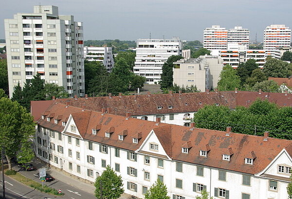 Blick auf Häuserzeile und Hochhaus