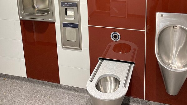 WC-Anlage mit Waschbecken und Toiletten