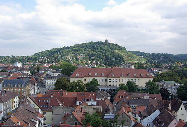 Blick über den Ort auf den Turmberg Durlach.