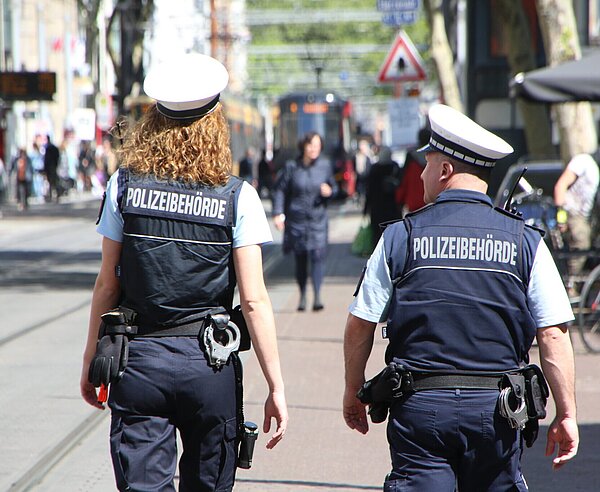 Mitarbeitende des Kommunalen Ordnungsdienstes auf der Kaiserstraße