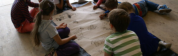 Kinder beim malen mit Erdfarben