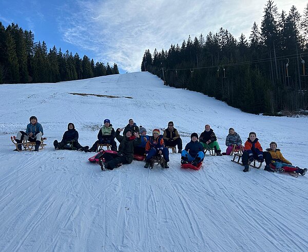 Karlsruher Jugendliche rodeln am Feldberg.