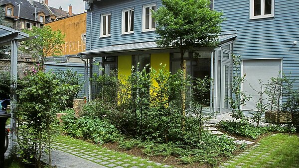 Das Bild zeigt einen begrünten Innenhof.