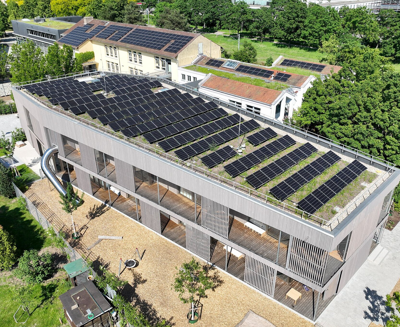 Photovoltaik-Anlagen auf dem Dach der Kindertagesstätte am Weinbrennerplatz und der Weinbrennerschule. Foto: Nikolay Kazakov