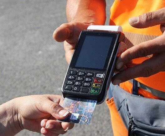 Auf den großen Wertstoffstationen ist ab sofort auch die Zahlung per Kreditkarte möglich