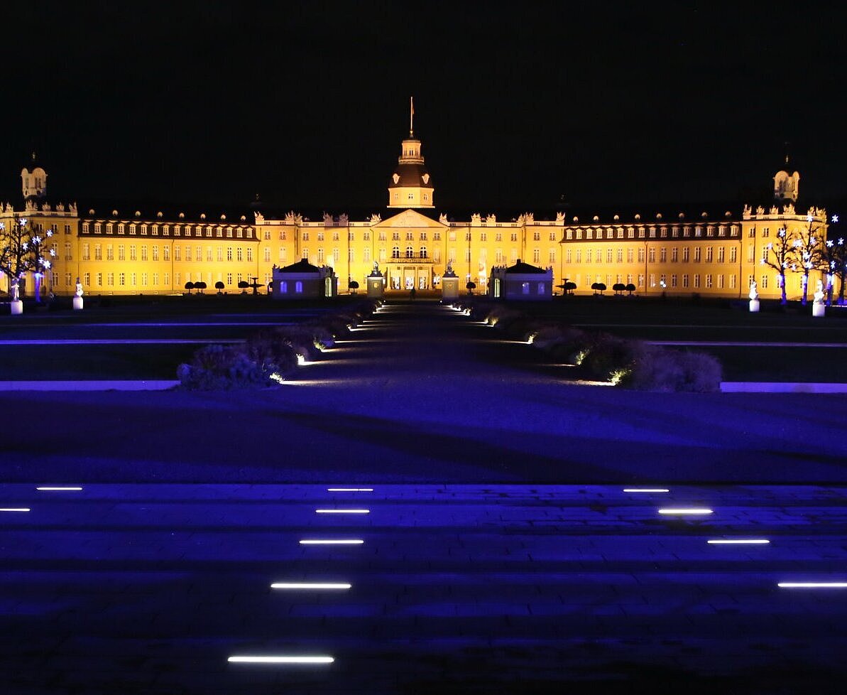 Aufnahme des Karlsruher Schlosses bei Nacht mit Weihnachtsbeleuchtung