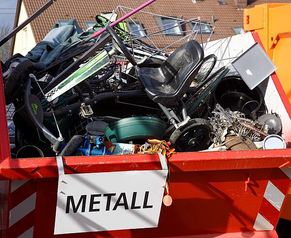 verschiedene Wertstoffcontainer in der Wertstoffstation