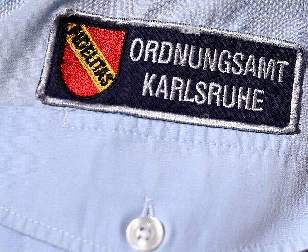 Nahaufnahme der Uniform des Ordnungsamts