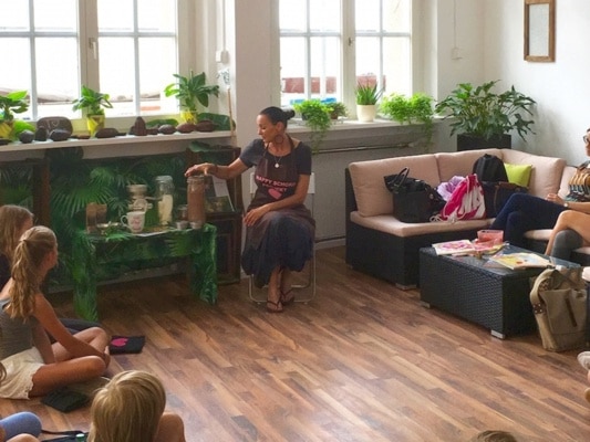 Bild zeigt eine Schulklasse im Fairtrade Klassenzimmer