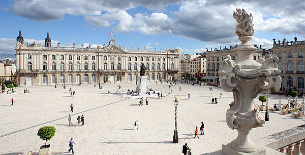 Place Stanislas, einer von drei UNESCO-Weltkulturerbe-Plätzen in Nancy, anderer Blickwinkel, von schräg oben