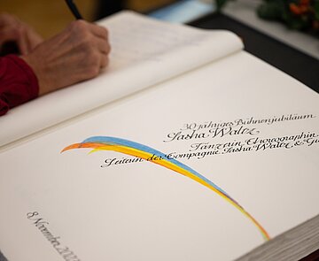 Die Seite der Künstlerin Sasha Waltz im Goldenen Buch der Stadt Karlsruhe.