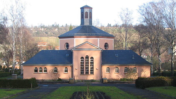 Die Abbildung zeigt die Friedhofskapelle in Grötzingen.
