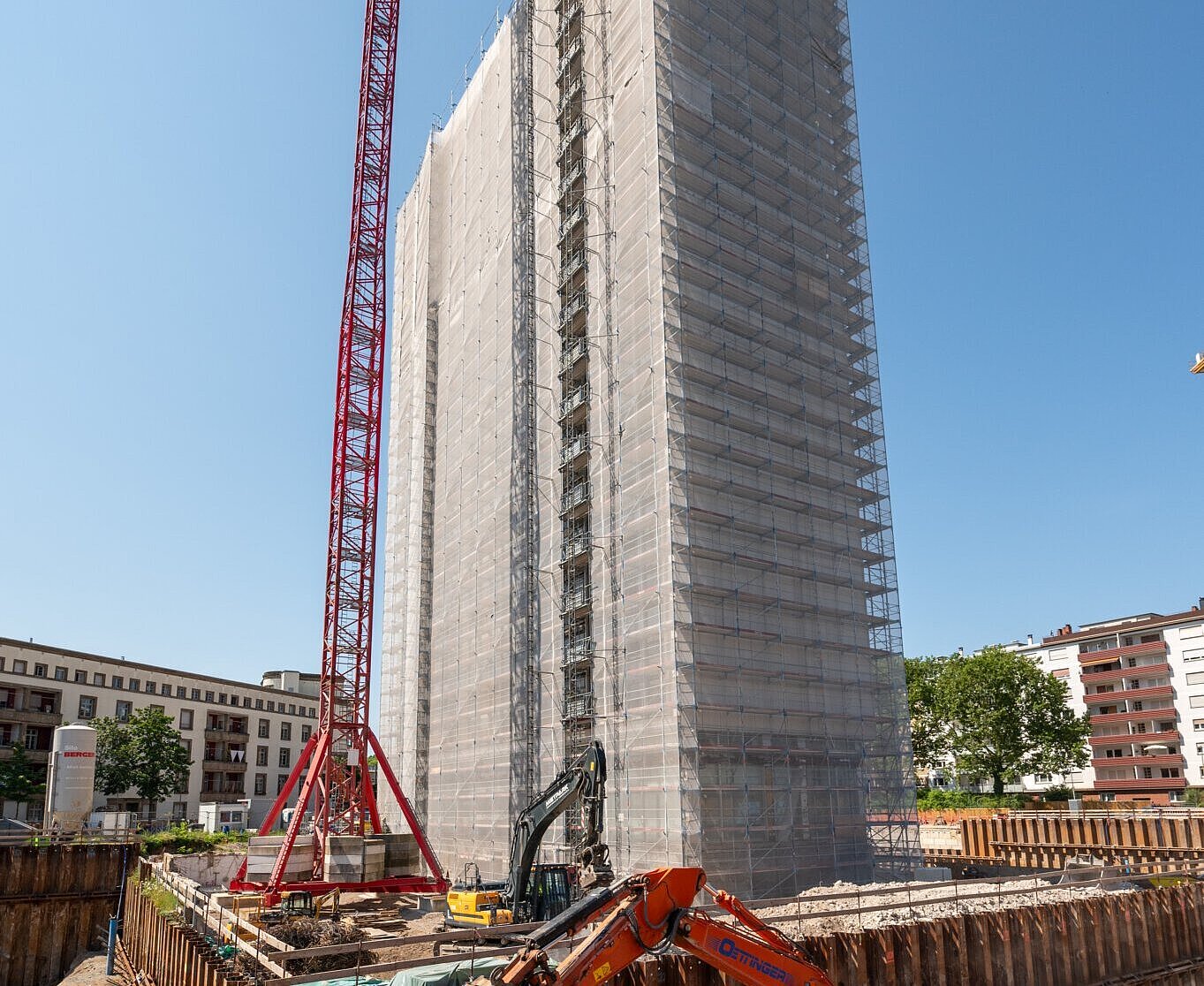 Landratsamt, Hochhaus  - ehem. Badenwerk-Hochhaus. Abriss des Gebäudes, Stand Juli 2024