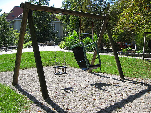 Das Bild zeigt eine inklusive Schaukel auf dem Spielplatz in der Nordweststadt. 