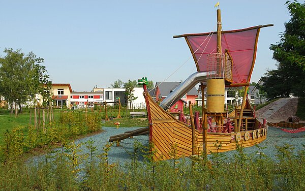 Das Bild zeigt ein Wikingerschiff mit Rutsche und Kletterturm in Neureut. 