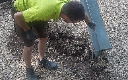 Das Bild zeigt die Fallschutzkontrolle eines Reifenschwingers.