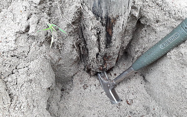 Das Bild zeigt die Untersuchung unterirdischer Geräteteile eines Spielgerätes.