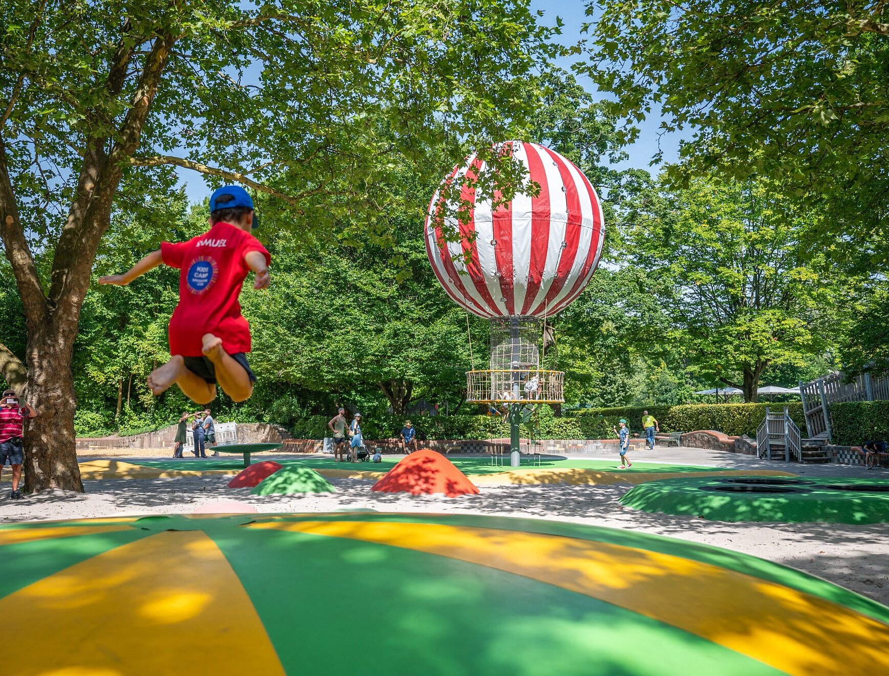 Spielende Kinder auf dem Zentralspielplatz im Zoologischen Stadtgarten